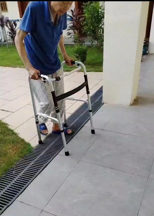 老人恢复日常