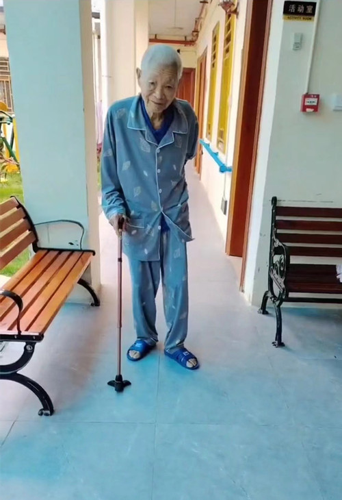 老人恢复日常