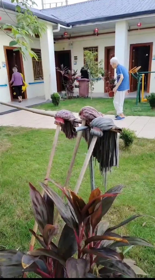 老人恢复日常